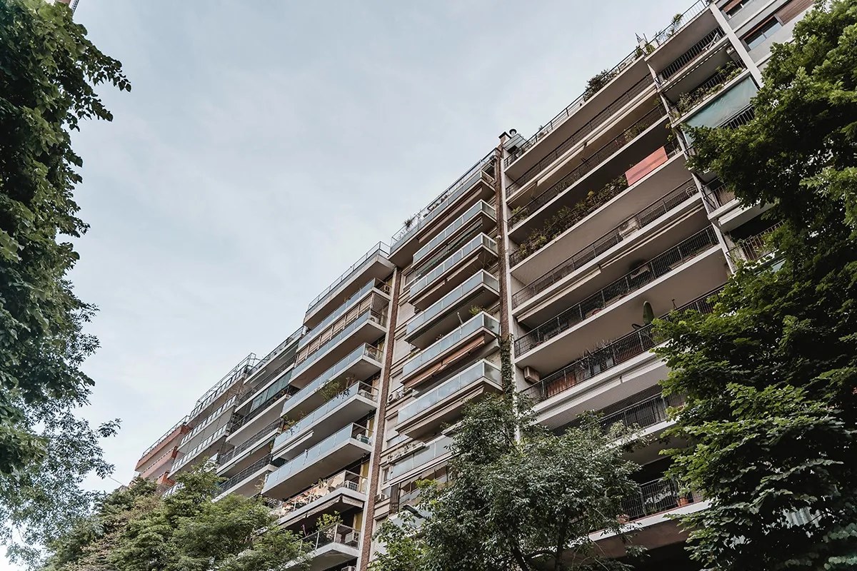 Fachada de un edificio residencial multifamily en Santiago de Chile